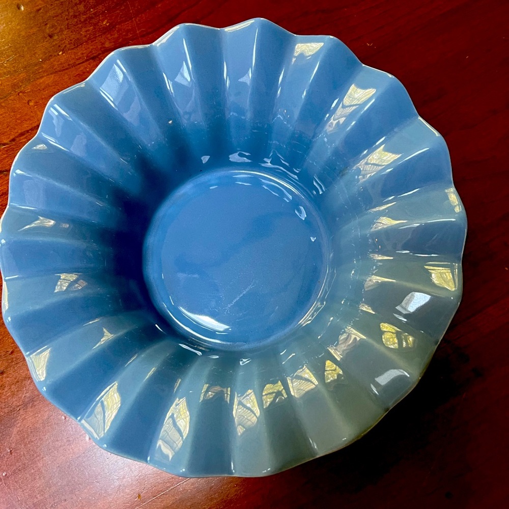 Vintage Colonial Blue Haegar USA 132 Fluted /Crimped Edge Bowl. Collectible.
